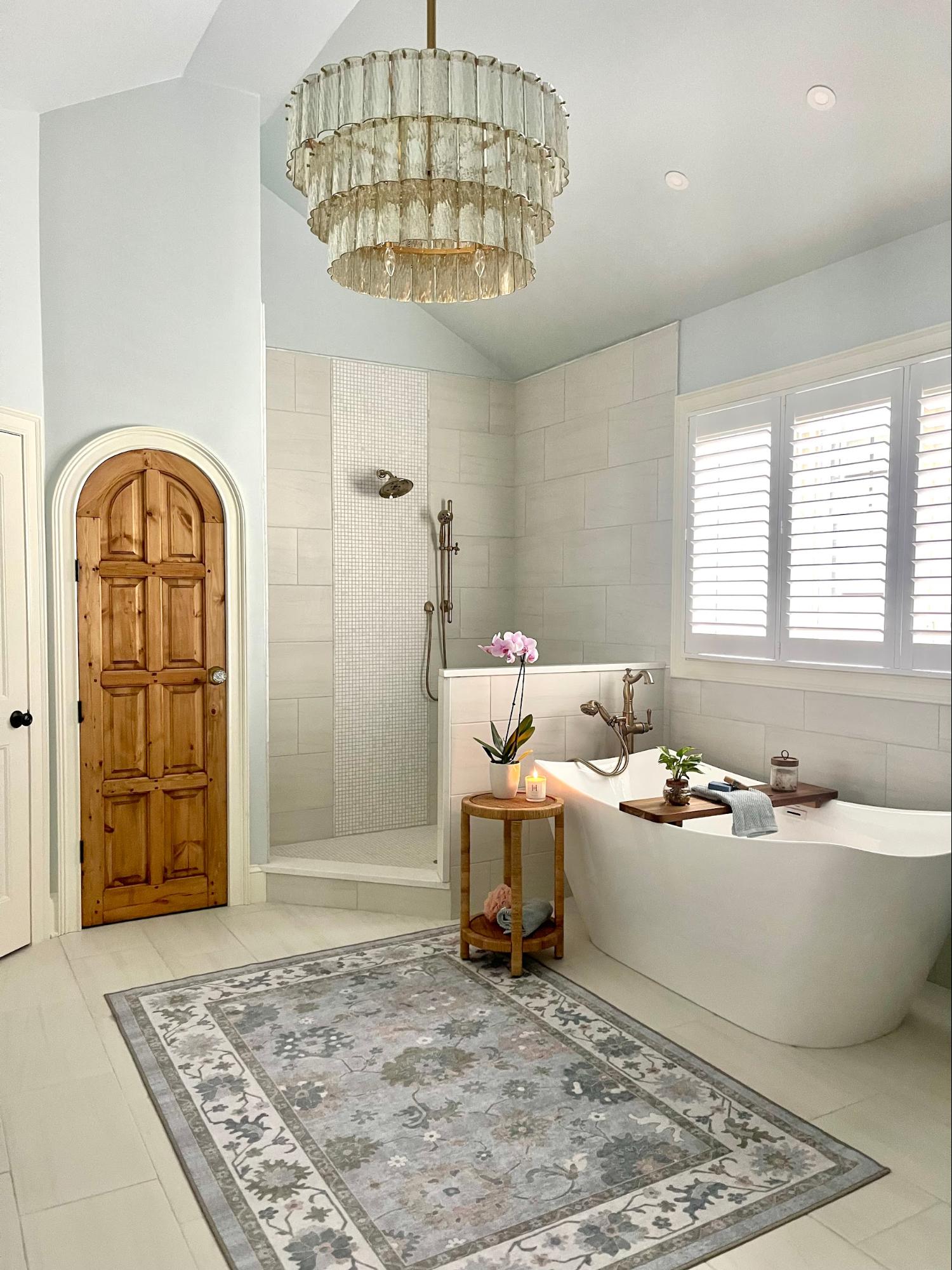 Venetian Chandelier Soaker Suite
